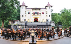 Orchesterauffuehrung-vor-Schlosskulisse-Kopie-240x150.jpg